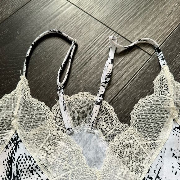 Lace v-neck top. - Picture 5 of 10